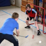 Kinder spielen Hockey